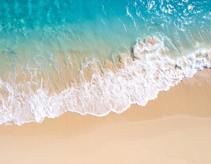 paisaje de playa idílico y soleado, arena fina y de color dorado, se ve suave y limpia. El agua cercana a la costa es de un vibrante color turquesa,