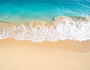 paisaje de playa idílico y soleado, arena fina y de color dorado, se ve suave y limpia. El agua cercana a la costa es de un vibrante color turquesa,