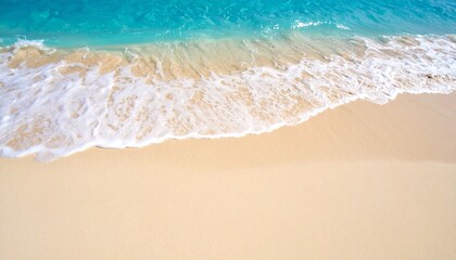 paisaje de playa idílico y soleado, arena fina y de color dorado, se ve suave y limpia. El agua cercana a la costa es de un vibrante color turquesa,