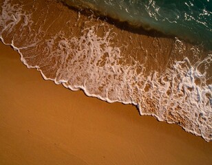 paisaje de playa idílico y soleado, arena fina y de color dorado, se ve suave y limpia. El agua cercana a la costa es de un vibrante color turquesa,