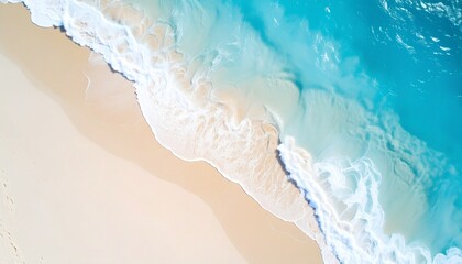 paisaje de playa idílico y soleado, arena fina y de color dorado, se ve suave y limpia. El agua cercana a la costa es de un vibrante color turquesa,