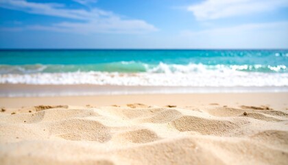 paisaje de playa idílico y soleado, arena fina y de color dorado, se ve suave y limpia. El agua cercana a la costa es de un vibrante color turquesa,
