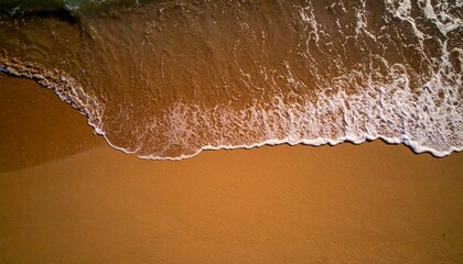 paisaje de playa idílico y soleado, arena fina y de color dorado, se ve suave y limpia. El agua cercana a la costa es de un vibrante color turquesa,