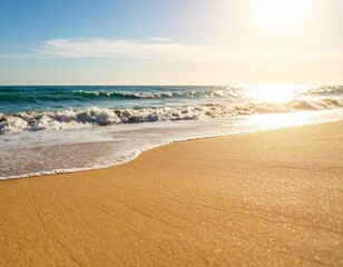 paisaje de playa idílico y soleado, arena fina y de color dorado, se ve suave y limpia. El agua cercana a la costa es de un vibrante color turquesa,