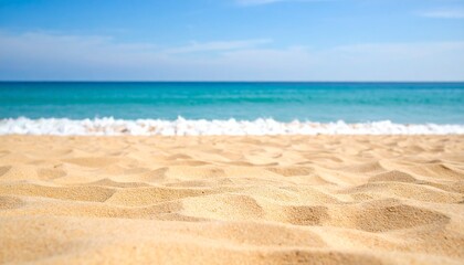 Obraz premium paisaje de playa idílico y soleado, arena fina y de color dorado, se ve suave y limpia. El agua cercana a la costa es de un vibrante color turquesa,