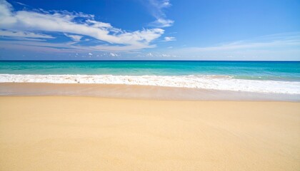 Obraz premium paisaje de playa idílico y soleado, arena fina y de color dorado, se ve suave y limpia. El agua cercana a la costa es de un vibrante color turquesa,