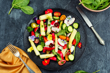 SALAD WITH EDIBLE FLOWERS.