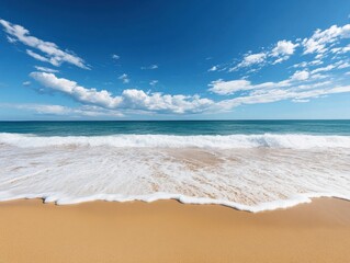 Obraz premium Ocean waves breaking on a sandy beach during daytime