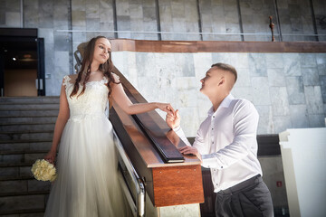 Couple enjoys intimate moment during wedding registration photo shoot at a beautiful venue