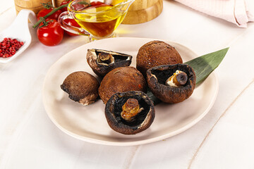 Baked brown champignons with spices