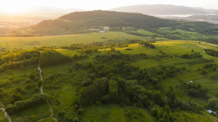 Widok z drona na Beskid Żywiecki. 