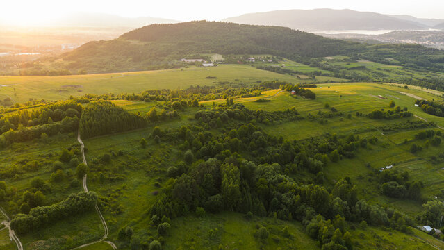 Widok z drona na Beskid Żywiecki. 