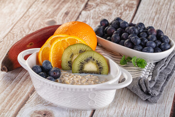 Oats porridge with blueberry, kiwi and orange