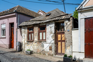Verfallenes kleines Haus in einer Altstadtgasse