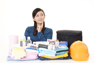 防災グッズと若い女性