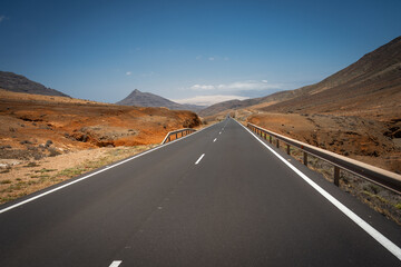 Route rectiligne au centre del'île de Fuerteventura en Espagne