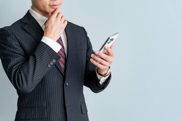 スマホを使うミドルエイジ男性ビジネスパーソン