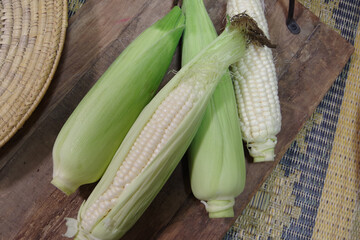 トウモロコシ、収穫のイメージ、夏野菜、白いトウモロコシの写真