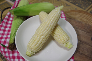 トウモロコシ、収穫のイメージ、夏野菜、白いトウモロコシの写真
