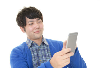 スマートフォンを持つ男性