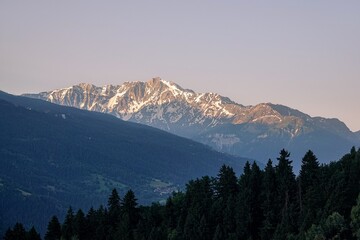 Vue en hauteur sur le massif de la Tarentaise au lever du jour en été, avec tons plus contrastés