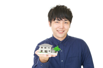 家の模型を持つ男性