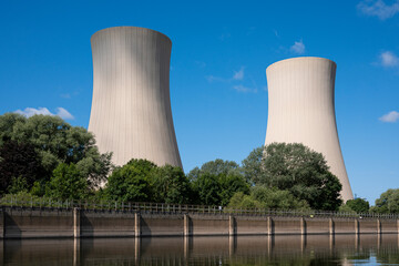 Kühltürme des stillgelegten Atomkraftwerkes bei Emmerthal an der Weser