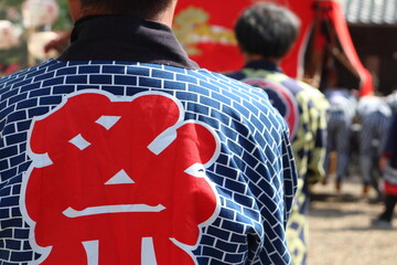 祭の法被を着た男性の背中