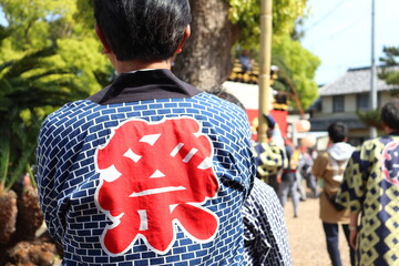 祭の法被を着た男性の背中