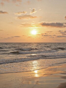Coucher de soleil dor&eacute; sur la plage de sable