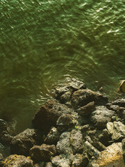 Cours d'eau avec rochers