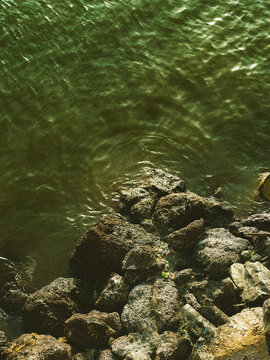 Cours d'eau avec rochers
