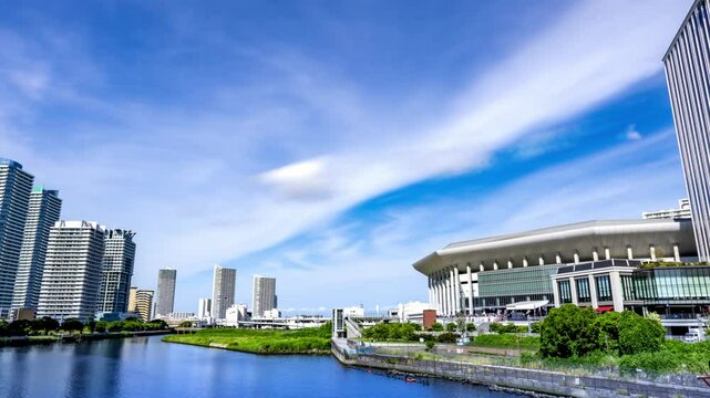 みなとみらい大橋から帷子川越しに見える横浜港方面の夏の空模様（ハイパーラプス撮影）