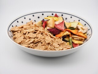 다양한 채소과자와 현미 씨리얼