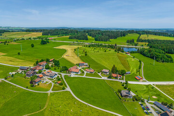 Das Ostallgäu rund um die Ortschaft Attlesee aus der Vogelperspektive