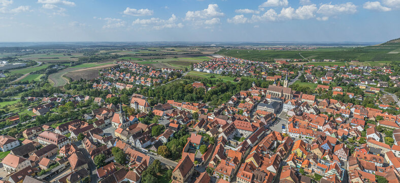Die sehenswerte Altstadt von Iphofen im Kreis Kitzingen in Unterfranken von oben