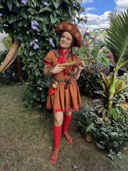 Mulher vestida de Maria bonita do cangaço nordestino no brasil, festa junina divertida celebração