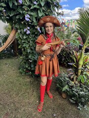 Mulher vestida de Maria bonita do cangaço nordestino no brasil, festa junina divertida celebração