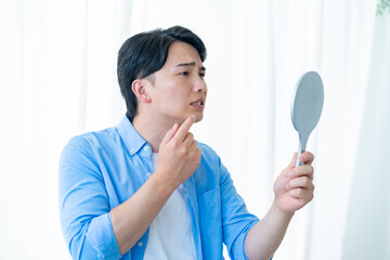 鏡を見る男性