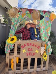 casal se divertem juntos em festa julina 