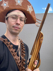 homem vestido de lampião do cangaço em festa junina 