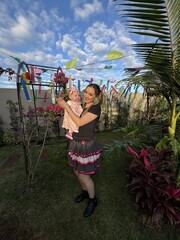 mãe e filha se divertem em festa de são joão, festa junina 