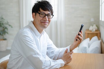 スマホを操作する男性