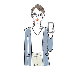 スマホを持つメガネ姿のかっこいいビジネスウーマン