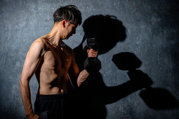 筋トレをする男性（ウエイトトレーニング）