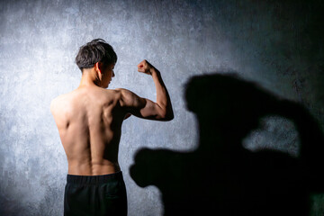 体を鍛える男性