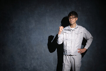 作業服姿の男性