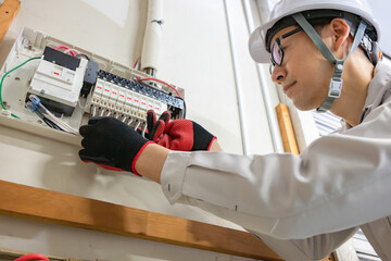 電気工事をする男性作業員