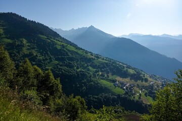 Obraz premium Vue sur les alpages et le massif de la Tarentaise en Savoie