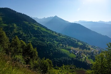 Fototapeta premium Vue sur les alpages et le massif de la Tarentaise en Savoie, avec tons plus vifs